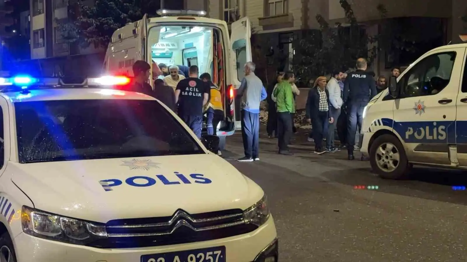 ŞANLIURFA’NIN SİVEREK İLÇESİNDE HUSUMETLİ İKİ AİLE ARASINDA ÇIKAN SİLAH, TAŞ VE SOPALARIN KULLANILDIĞI KAVGADA 2 KİŞİ YARALANDI.