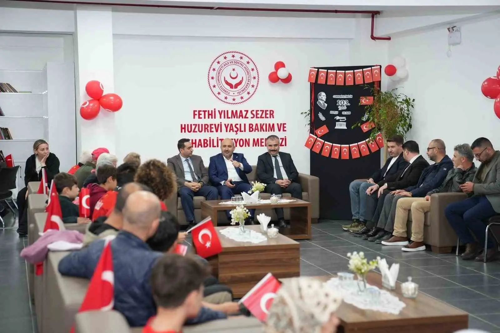 ESKİŞEHİR AİLE VE SOSYAL HİZMETLER İL MÜDÜRLÜĞÜ'NE BAĞLI KURULUŞLARDA, CUMHURİYET'İN KURULUŞUNUN 103. YIL DÖNÜMÜ DOLAYISIYLA ZİYARET GERÇEKLEŞTİRİLDİ.