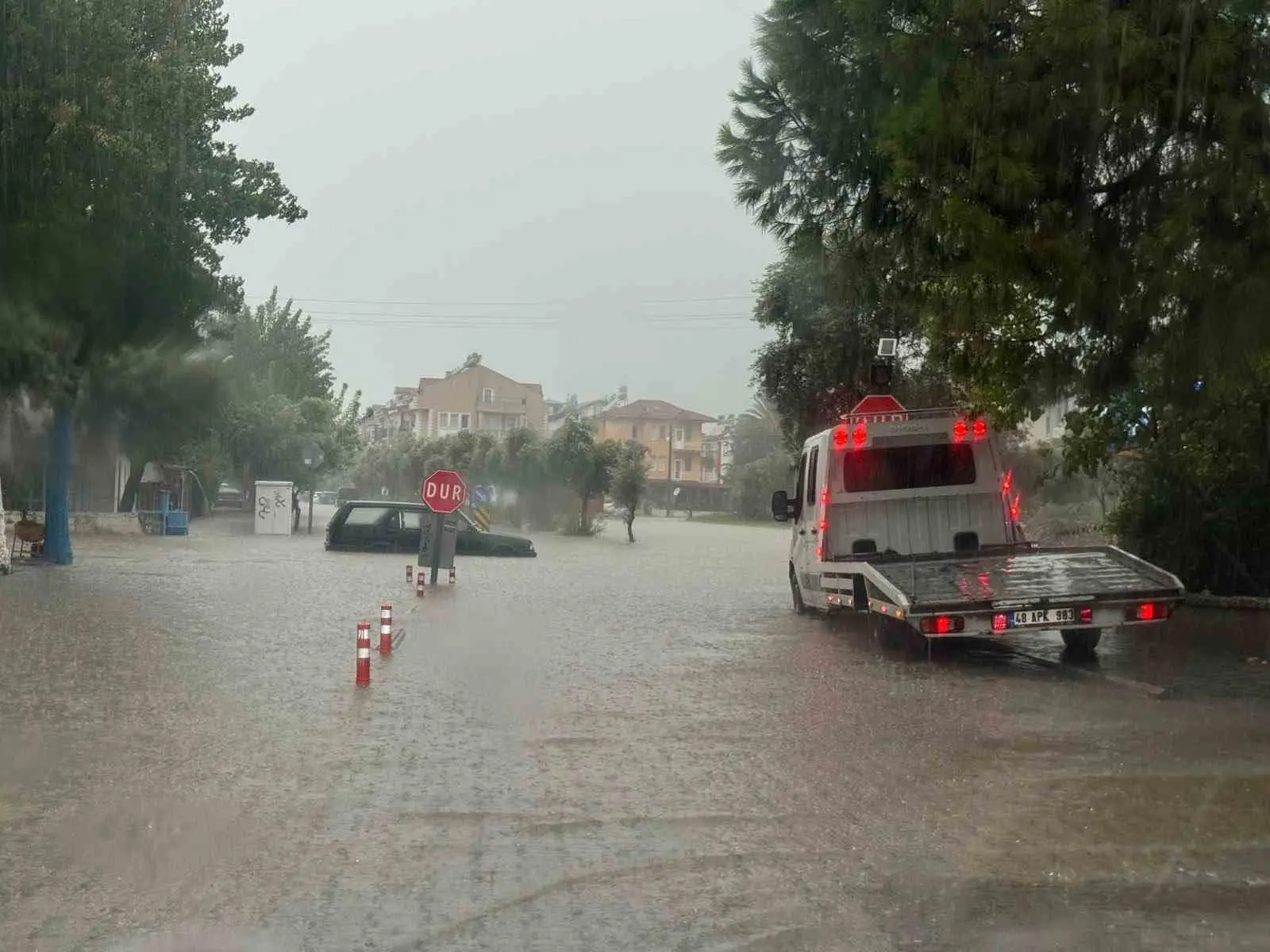 MUĞLA'NIN FETHİYE İLÇESİNDE ETKİLİ OLAN ŞİDDETLİ SAĞANAK YAĞIŞ NEDENİYLE YOLLAR SULAR ALTINDA KALDI, ARAÇLAR İLERLEMEKTE GÜÇLÜK ÇEKTİ, BİR OTOMOBİL SU BİRİKİNTİSİNDE MAHSUR KALDI.