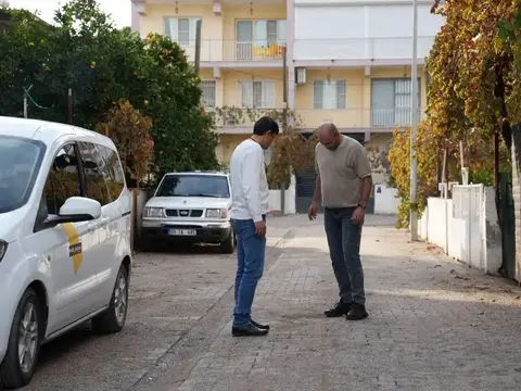 AYDIN’IN GERMENCİK İLÇESİNDE BELEDİYE TARAFINDAN SÜRDÜRÜLEN YOL YENİLEME ÇALIŞMALARI KAPSAMINDA BANKACILAR SOKAK’TAKİ PARKE TAŞI DÖŞEME İŞLEMLERİ TAMAMLANIRKEN, NASUH SOKAK’TA ÇALIŞMALAR DEVAM EDİYOR.
