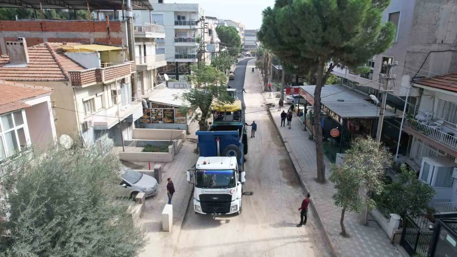 MANİSA’NIN TURGUTLU İLÇESİNDE UZUN SÜREDİR TOZ, ÇÖKMELER VE YAĞIŞLI HAVALARDA SU BİRİKİNTİLERİ NEDENİYLE SORUN YAŞANAN TÜRKMEN YOLU’NDA SICAK ASFALT SERİMİNE BAŞLANDI.