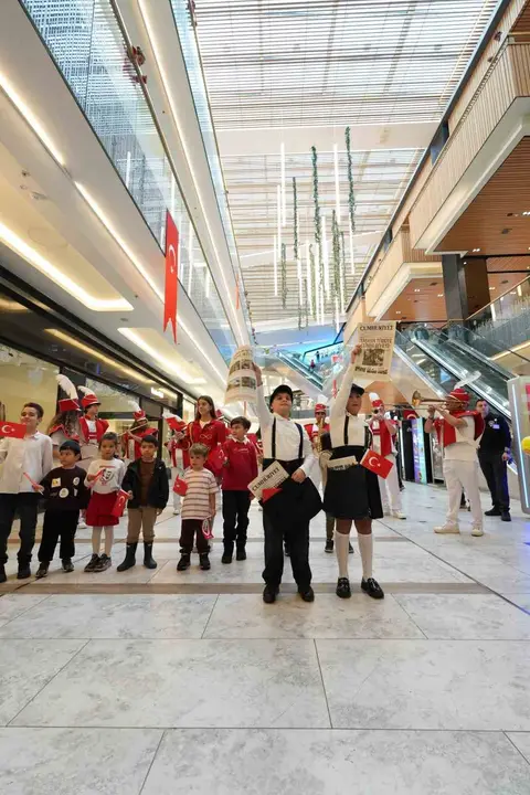 CUMHURİYET’İN 103. YILI, TÜRK BAYRAKLARI VE MARŞLARLA KUTLANDI. ÖZEL KOSTÜMLERİYLE GAZETECİ ÇOCUKLAR, CUMHURİYET BAYRAMI’NA ÖZEL HAZIRLANAN GAZETELERİ MARMARA FORUM'DA DAĞITARAK ZİYARETÇİLERE BAYRAM COŞKUSU YAŞATTI.