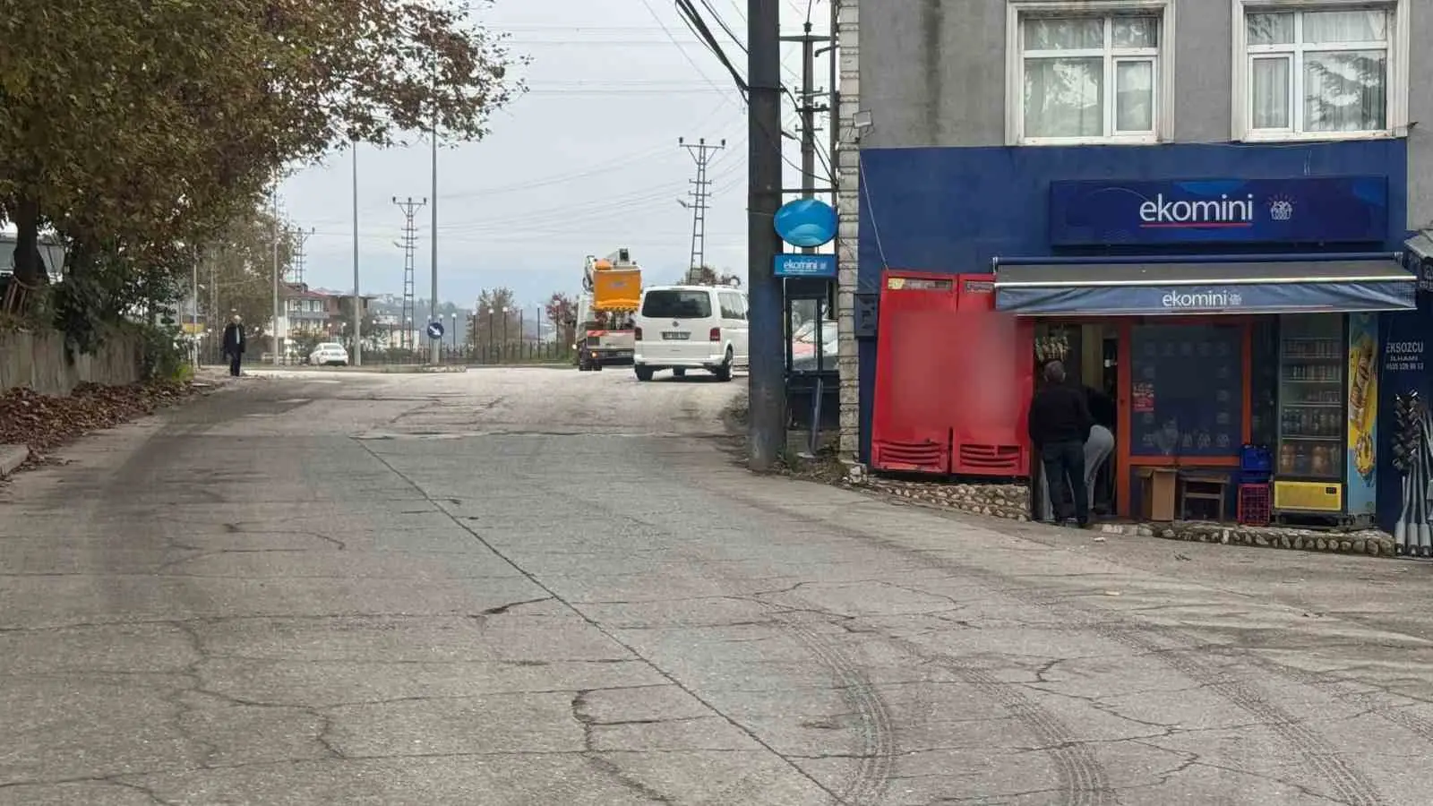 ZONGULDAK (İHA) - ZONGULDAK’IN ALAPLI İLÇESİNDE GECE SAATLERİNDE BİR TEKEL BAYİSİNİN CAMINI KIRARAK İÇERİ GİRDİĞİ VE İŞ YERİNDEN ÇEŞİTLİ ÜRÜNLER ALDIĞI İDDİA EDİLEN ŞÜPHELİ, SANAYİ SİTESİ İÇERİSİNDE YERDE HAREKETSİZ HALDE BULUNDU.