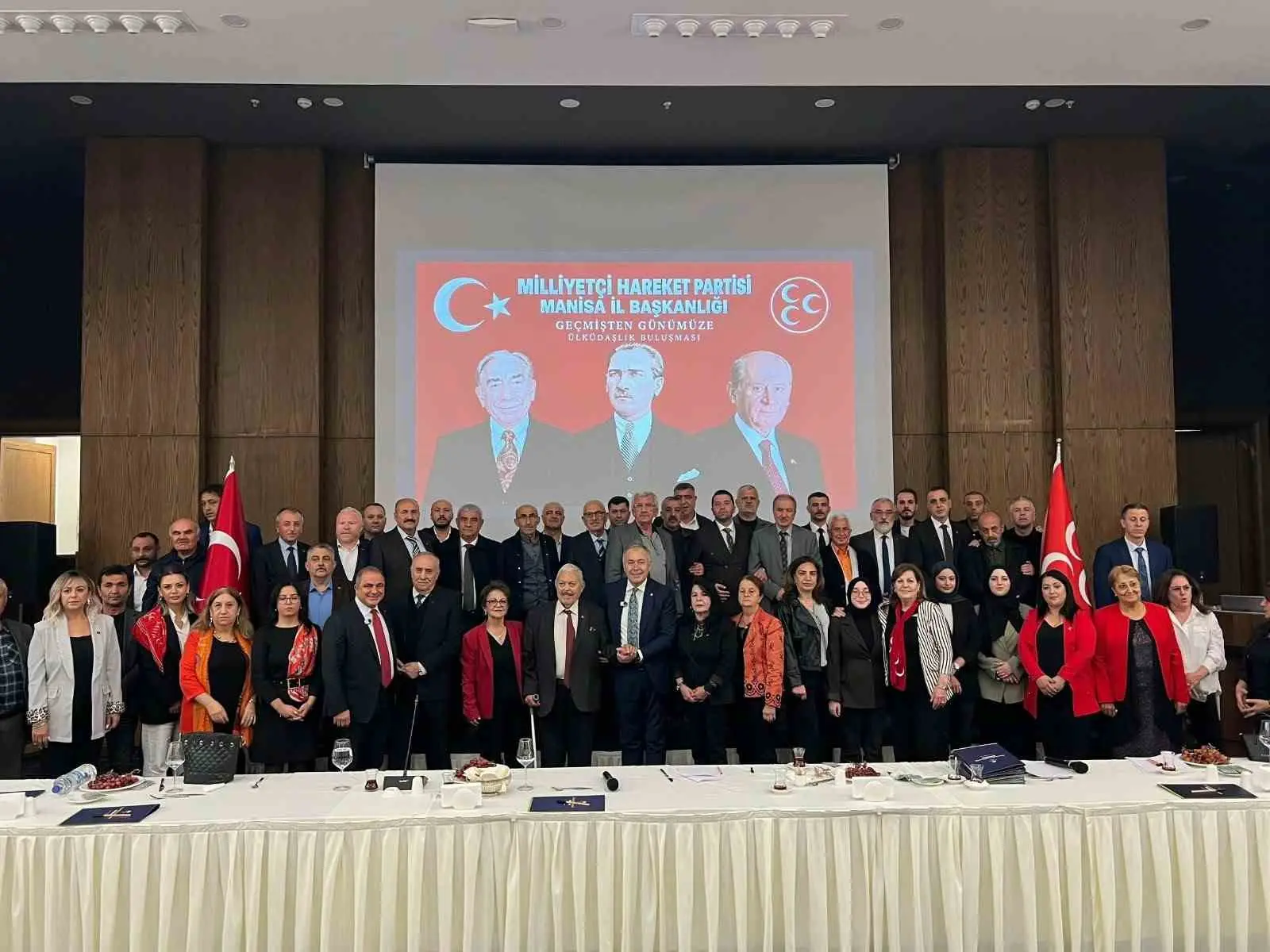 MİLLİYETÇİ HAREKET PARTİSİ (MHP) MANİSA TEŞKİLATI BİR İLKE İMZA ATARAK, MİLLİYETÇİ ÇALIŞMA PARTİSİ (MÇP) DÖNEMİNDEN BUGÜNE KADAR GÖREV YAPMIŞ İSİMLERİ DÜZENLENEN AKŞAM YEMEĞİNDE AYNI SOFRADA BULUŞTURDU