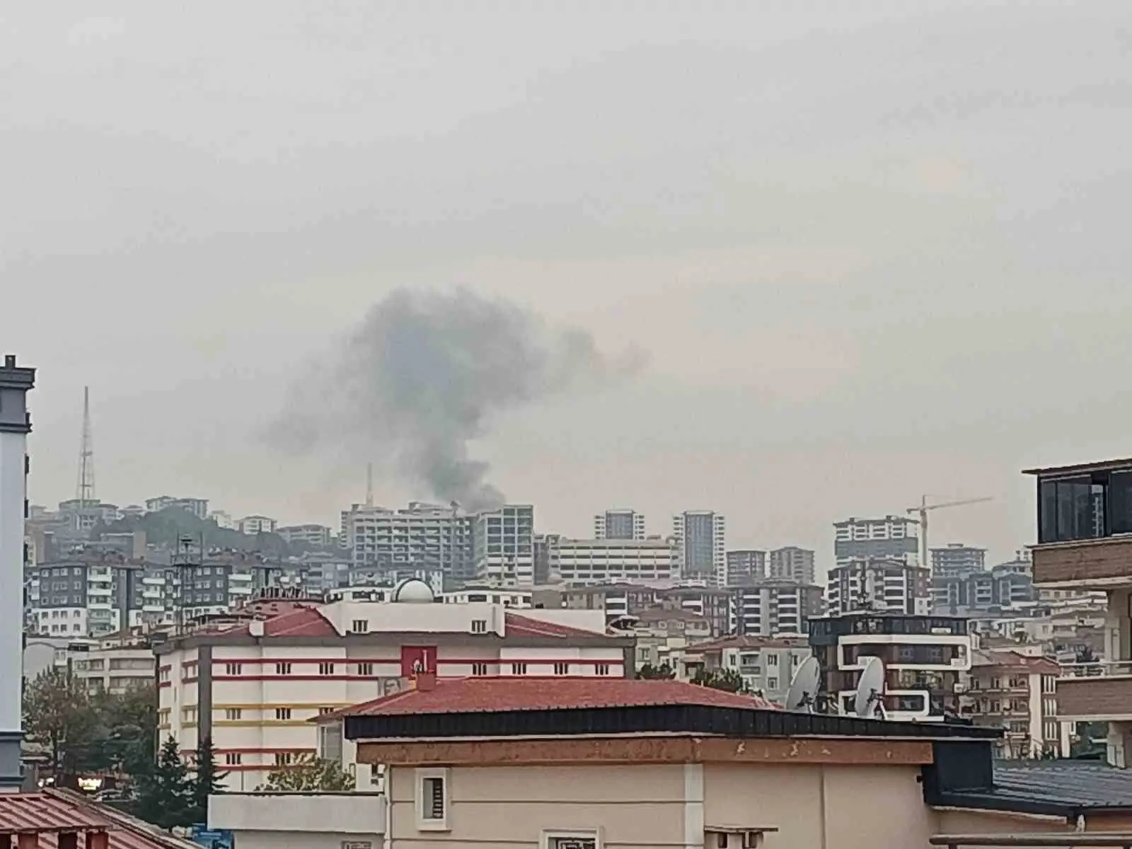 SAMSUN’UN ATAKUM İLÇESİNDE BİR EVİN BAHÇESİNDE YAKILAN ANIZDAN YÜKSELEN DUMANLAR, ÇEVREDE KISA SÜRELİ PANİĞE YOL AÇTI.