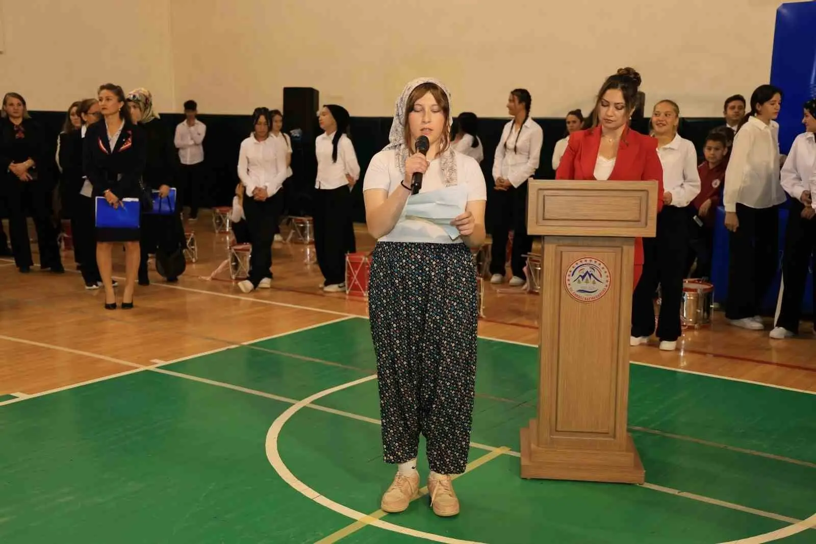 DENİZLİ'NİN ÇAMELİ İLÇESİNDE, CUMHURİYET'İN İLANININ 103. YIL DÖNÜMÜ DOLAYISIYLA DÜZENLENEN 29 EKİM CUMHURİYET BAYRAMI KUTLAMA PROGRAMI, PROTOKOL ÜYELERİ, VATANDAŞLAR, ÖĞRETMENLER VE ÖĞRENCİLERİN YOĞUN KATILIMIYLA COŞKU İÇERİSİNDE GERÇEKLEŞTİRİLDİ.İLÇE KAYMAKAMI MUSTAFA ÇELİK, BELEDİYE BAŞKANI CENGİZ ARSLAN, CUMHURİYET SAVCISI EFEKAN EFE, PROTOKOL ÜYELERİ, VATANDAŞLAR VE ÖĞRENCİLERİN KATILDIĞI PROGRAM ÖNCESİNDE KAYMAKAM MUSTAFA ÇELİK İLE BELEDİYE BAŞKANI CENGİZ ARSLAN, ALANDAKİLERİ SELAMLAYARAK BAYRAMLARINI KUTLADI.