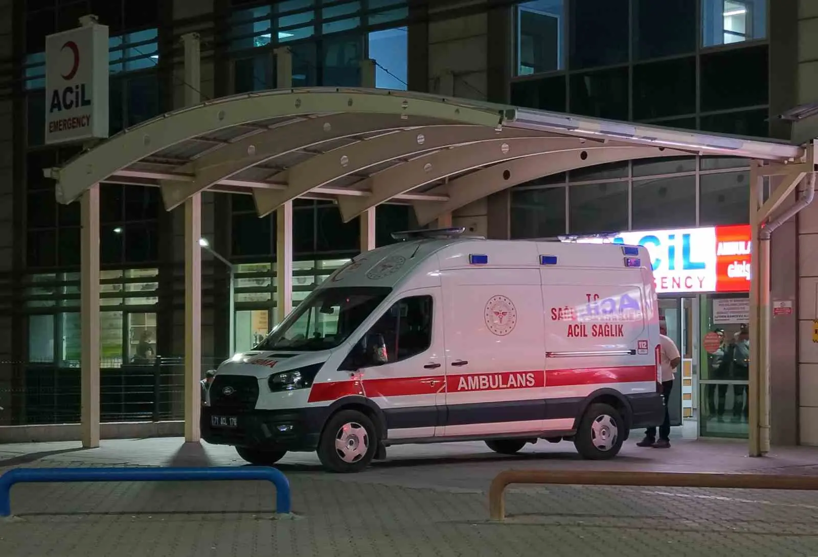 KIRIKKALE'DE YEMEK SOFRASINDA ÇIKTIĞI İDDİA EDİLEN TARTIŞMADA, ALKOLLÜ OLDUĞU ÖNE SÜRÜLEN ŞAHIS BABASINI BIÇAKLAYARAK ÖLDÜRDÜ. CİNAYET ŞÜPHELİSİ, SUÇ ALETİ EKMEK BIÇAĞIYLA BİRLİKTE POLİS EKİPLERİNCE YAKALANDI.