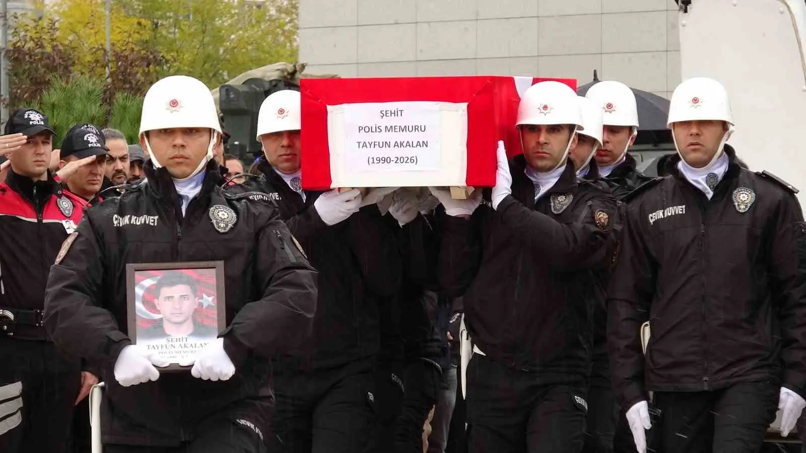 VAN’IN GÜRPINAR İLÇESİNDE DÜN MEYDANA GELEN KAZADA ŞEHİT OLAN POLİS MEMURU TAYFUN AKALAN İÇİN UĞURLAMA TÖRENİ DÜZENLENDİ.