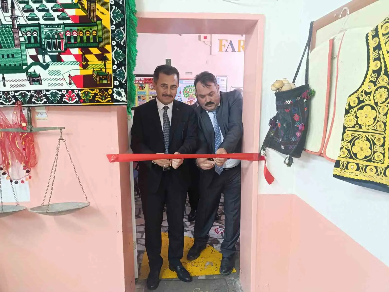 AFYONKARAHİSAR’IN BOLVADİN İLÇESİNDE, EĞİTİMDE VİZYONER PROJELERİYLE ADINDAN SÖZ ETTİREN İLÇE MİLLÎ EĞİTİM MÜDÜRÜ MEHMET ALİ KELEŞ’İN ÖNCÜLÜĞÜNDE HAYATA GEÇİRİLEN "KÜLTÜR EVİ" TÖRENLE HİZMETE GİRDİ.