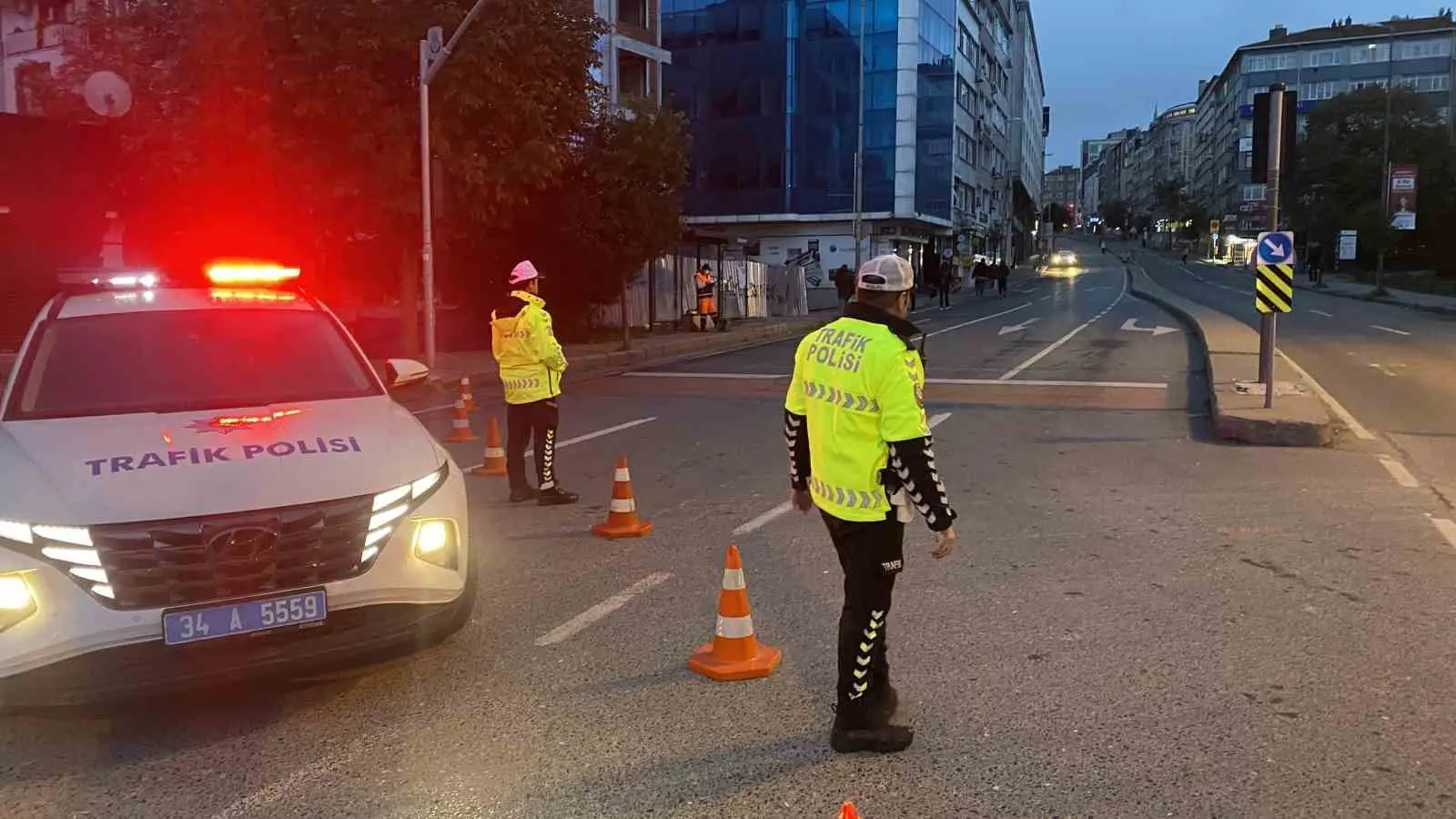 29 EKİM CUMHURİYET BAYRAMI KUTLAMALARI KAPSAMINDA İSTANBUL'DA BAZI YOLLAR TRAFİĞE KAPATILDI. 29 EKİM CUMHURİYET BAYRAMI TÖRENİNİN GERÇEKLEŞTİRELECEĞİ FATİH İLÇESİNDE SABAH 07.00 İTİBARIYLA ADNAN MENDERES BULVARI (VATAN CADDESİ) VE BU CADDEYE BAĞLANAN TÜM SOKAKLAR TRAFİĞE KAPATILDI.