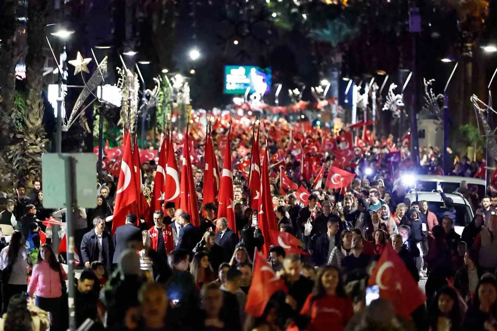 İZMİR BÜYÜKŞEHİR BELEDİYESİ, CUMHURİYET'İN İLANININ 103'ÜNCÜ YIL DÖNÜMÜ KUTLAMALARI KAPSAMINDA GÜNDOĞDU MEYDANI VE İZMİR KÖRFEZİ ÜZERİNDE ÖZEL GÖRSEL GÖSTERİLER DÜZENLEDİ.
