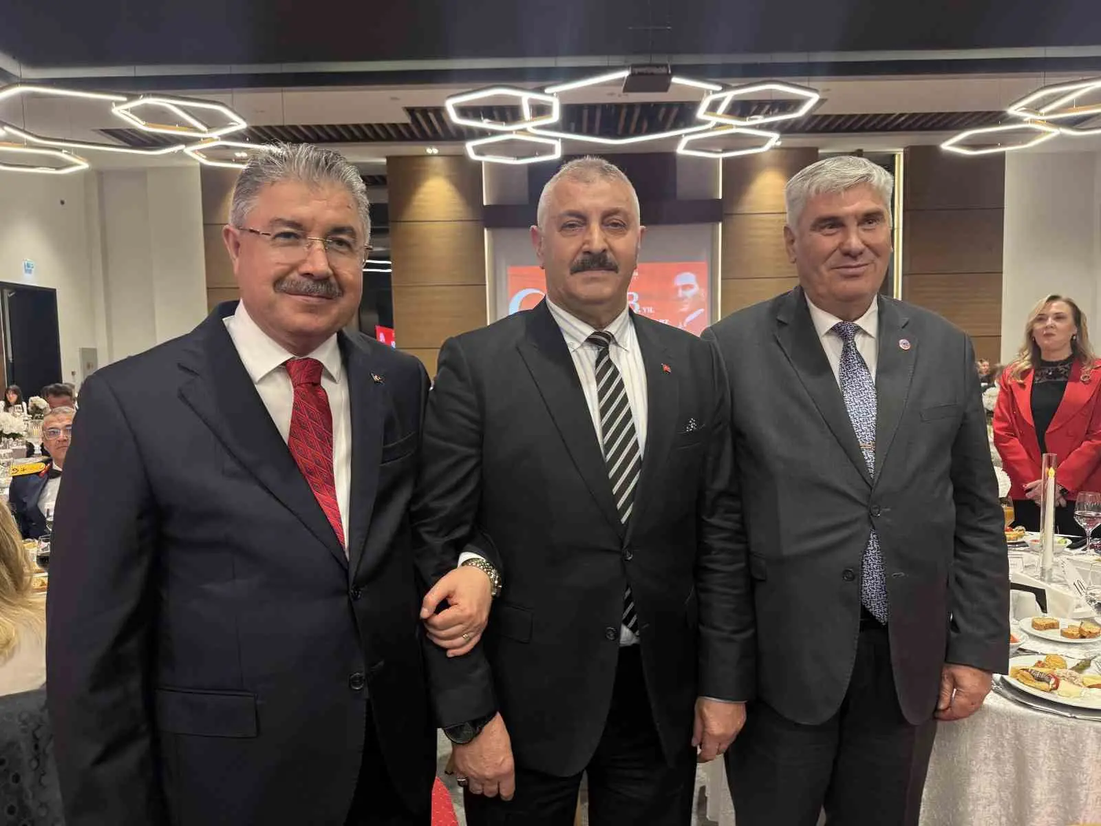 ESKİŞEHİR'DE CUMHURİYET BAYRAMI TÖRENİNDE OTURMA DÜZENİNE TEPKİ GÖSTEREN ŞEHİT JANDARMA UZMAN ONBAŞI ŞÜKRÜ ŞAHİN’İN BABASI ALİŞAN ŞAHİN, AKŞAM DÜZENLENEN CUMHURİYET RESEPSİYONU'NDA VALİ ERDİNÇ YILMAZ İLE BİR ARAYA GELDİ.