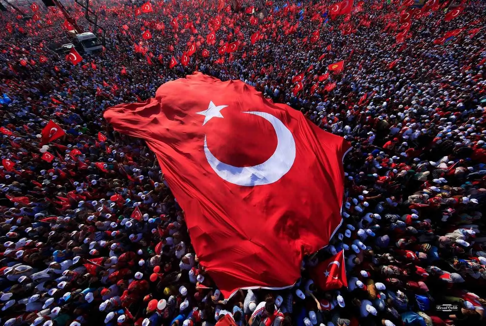 ESENLER BELEDİYESİ EV SAHİPLİĞİNDE, FOTOĞRAF SANATÇISI RESUL ÇELİK'İN TÜRKİYE'NİN YEDİ BÖLGESİNDEN DERLEDİĞİ ESERLERDEN OLUŞAN "AL SANCAĞIN GÖLGESİNDE ANADOLU" FOTOĞRAF SERGİSİ AÇILDI.
