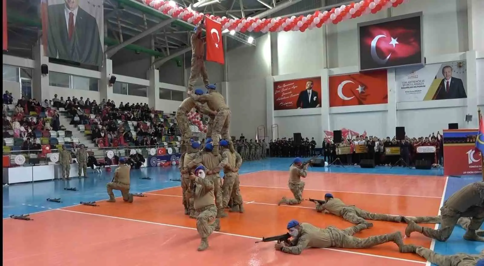 JANDARMADAN TÜRK BAYRAKLI İNSAN PİRAMİDİ GÖSTERİSİ