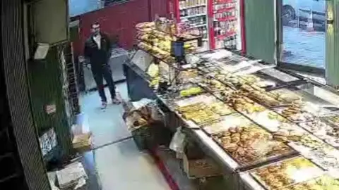 Sultangazi’de müşteri kılığında girdiği fırından cep telefonunu böyle çaldı