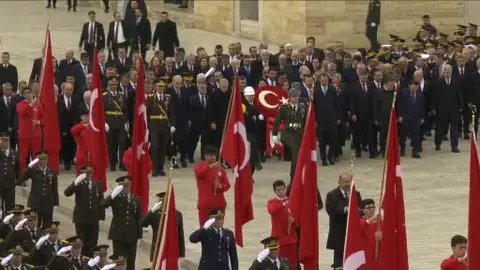 Cumhurbaşkanı Erdoğan başkanlığındaki devlet erkanı Anıtkabir’i ziyaret etti
