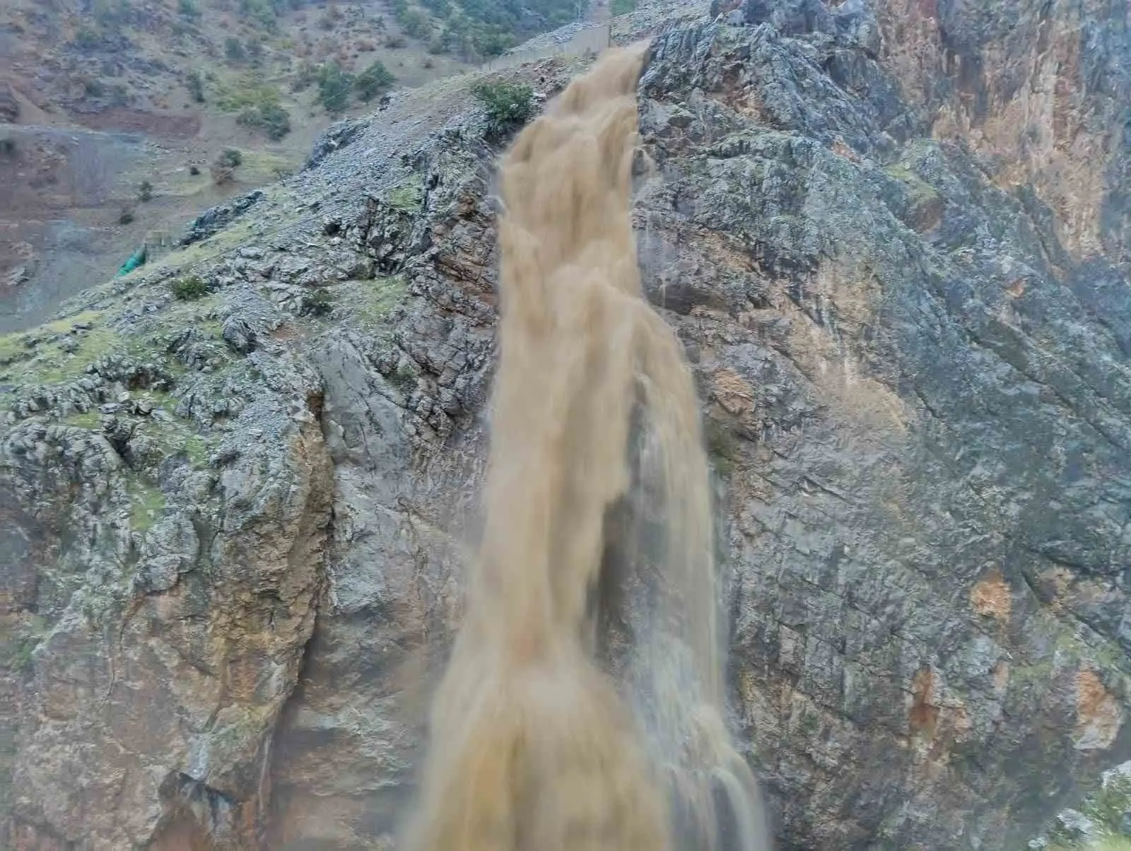 MALATYA'DA METEOROLOJİNİN UYARISININ ARDINDAN ETKİLİ OLAN SAĞANAK YAĞIŞ, KIRSAL BÖLGELERDE TAŞKINLARA NEDEN OLDU.