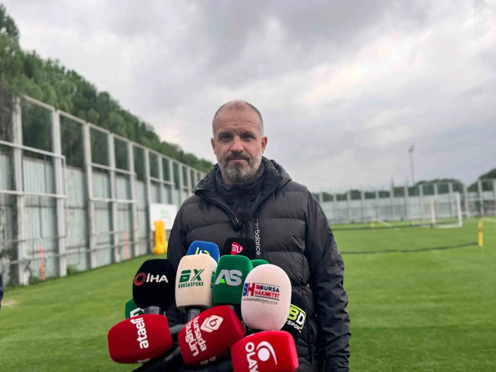 BURSASPOR TEKNİK DİREKTÖRÜ MUSTAFA ER, BANDIRMASPOR MAÇI ÖNCESİ İBRAHİM YAZICI ÖZLÜCE TESİSLERİ'NDE BASIN MENSUPLARININ SORULARINI YANITLADI.