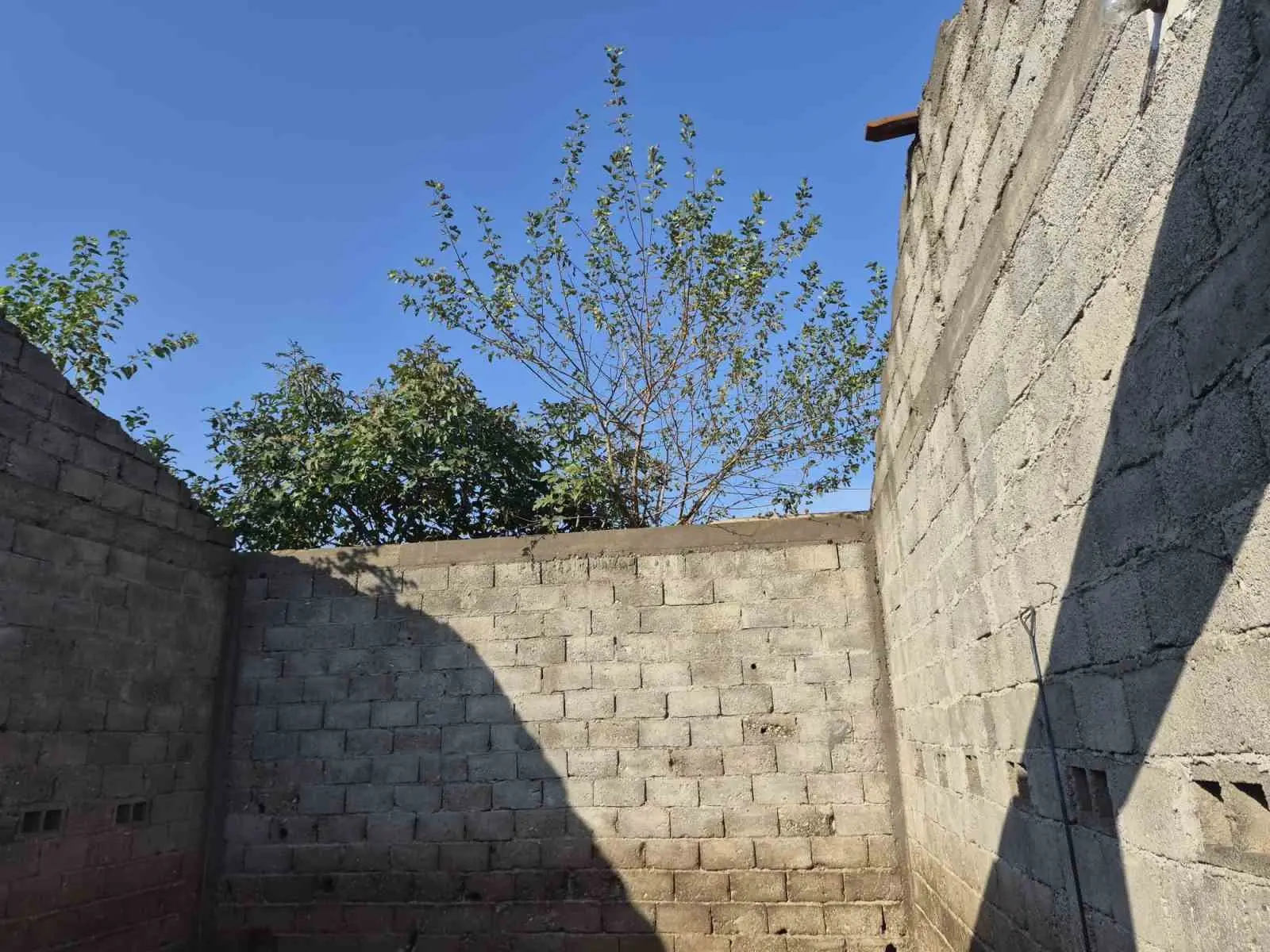 ADANA’NIN KOZAN İLÇESİNDE ETKİLİ OLAN AŞIRI YAĞIŞ VE FIRTINA NEDENİYLE BİR EVİN VE BİR AHIRIN ÇATISI UÇTU. AFAD VE METEOROLOJİ’NİN UYARILARININ ARDINDAN ETKİLİ OLAN OLUMSUZ HAVA KOŞULLARI, İKİ MAHALLEDE HASARA NEDEN OLDU.
