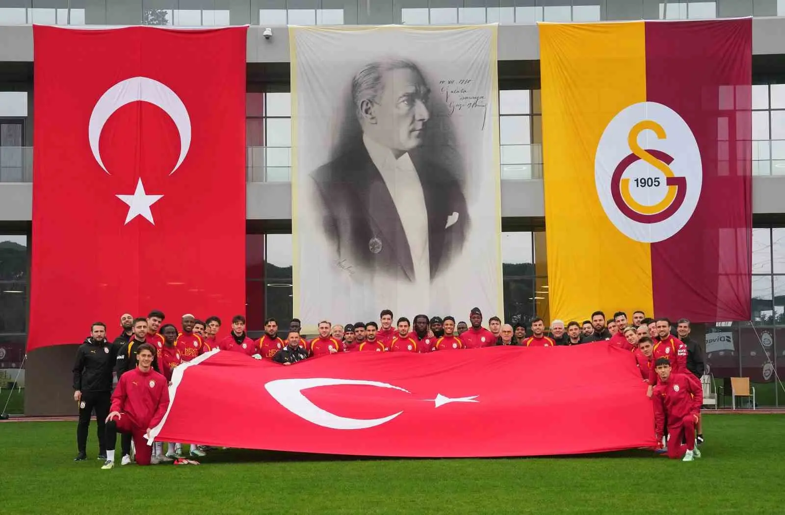 GALATASARAY, TRENDYOL SÜPER LİG'İN 10. HAFTASINDA KONYASPOR İLE YARIN DEPLASMANDA OYNAYACAĞI MAÇIN HAZIRLIKLARINI YAPTIĞI ANTRENMANLA TAMAMLADI.