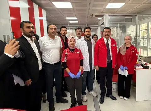 MİLLİYETÇİ HAREKET PARTİSİ (MHP) DİYARBAKIR İL BAŞKANI HASAN ÖZCOŞKUN VE BERABERİNDEKİ PARTİ TEMSİLCİLERİ, 29 EKİM CUMHURİYET BAYRAMI DOLAYISIYLA KIZILAY ÇADIRINDA KAN BAĞIŞINDA BULUNDU.