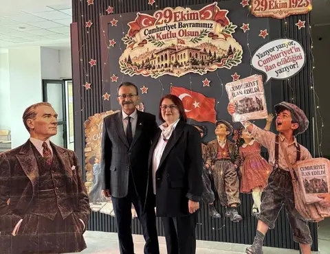 MANİSA’NIN SARIGÖL İLÇESİNDE CUMHURİYET’İN İLANININ 103. YIL DÖNÜMÜ OKULLARDA DÜZENLENEN ETKİNLİKLERLE KUTLANIRKEN, DÖRT EYLÜL İLKOKULUNDA HAZIRLANAN CUMHURİYET KÖŞESİ ÖĞRETMEN VE ÖĞRENCİLERİN İLGİ ODAĞI OLDU. HATIRA FOTOĞRAFI ÇEKTİRMEK İSTEYEN ÖĞRENCİLER VE ÖĞRETMENLER KÖŞEDE SIRAYA GİRDİ. ÖĞRETMEN ALİ VE NURTEN ŞENYİĞİT ÇİFTİ DE FOTOĞRAF ÇEKTİRENLER ARASINDA YER ALDI.