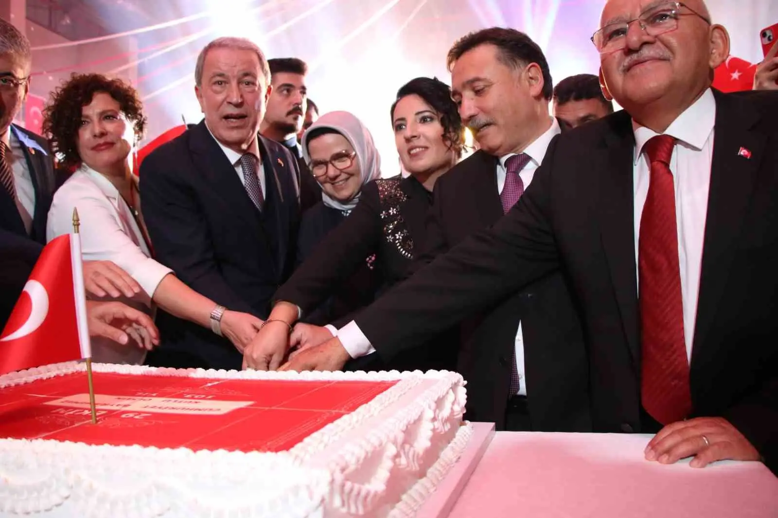 KAYSERİ VALİLİĞİ TARAFINDAN 29 EKİM CUMHURİYET BAYRAMI’NIN 103. YIL DÖNÜMÜ DOLAYISIYLA RESEPSİYON DÜZENLENDİ. PROGRAMDA KONUŞAN VALİ GÖKMEN ÇİÇEK, "TARİHİ MÜCADELELERLE, ZAFERLERLE ŞEKİLLENMİŞ KÖKLÜ BİR MİLLETİN EVLATLARIYIZ" DEDİ.