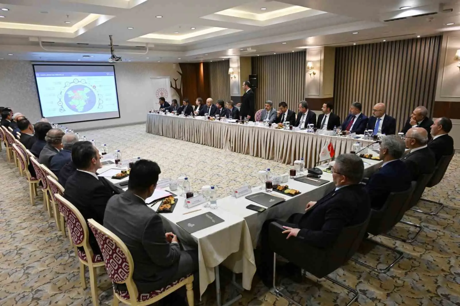 DENİZLİ’NİN TURİZM POTANSİYELİNİ GÜÇLENDİRMEK, KARAHAYIT’IN DOĞAL GAZ İHTİYACINI KARŞILAMAK VE PAMUKKALE’NİN TERMAL SU KAYNAKLARINI KORUYARAK SÜRDÜRÜLEBİLİR TURİZMİ DESTEKLEMEK AMACIYLA KARAHAYIT’TA KAPSAMLI BİR DEĞERLENDİRME TOPLANTISI GERÇEKLEŞTİRİLDİ.