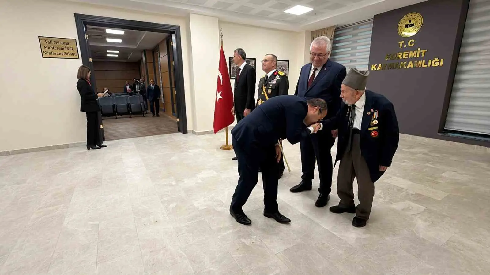 CUMHURİYETİN 103. KURULUŞ YIL DÖNÜMÜ DOLAYISIYLA EDREMİT’TE DÜZENLENEN RESMİ TEBRİKAT TÖRENİNDE, KORE GAZİSİ AHMET ŞÜKRÜ YORMAZ’A GÖSTERİLEN VEFA VE SAYGI DİKKAT ÇEKTİ. TÖRENE KATILAN PROTOKOL ÜYELERİ VE DAVETLİLER, GAZİNİN ELİNİ ÖPEREK CUMHURİYET BAYRAMI’NI KUTLADI.