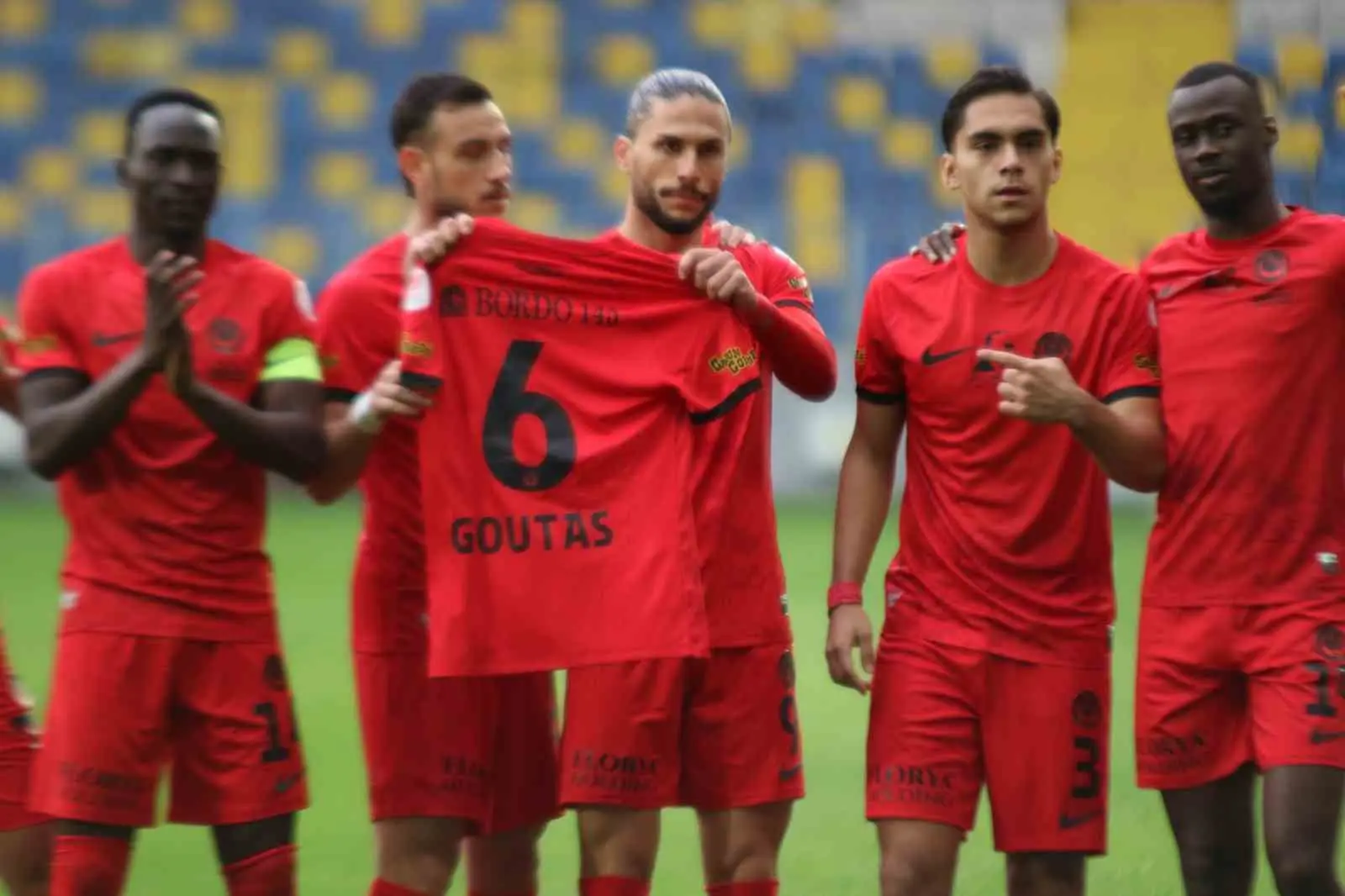 GENÇLERBİRLİĞİ’NİN KARAKÖPRÜ BELEDİYESPOR’U AĞIRLADIĞI MAÇTA PEDRO MENDES, GOL SEVİNCİNDE DİMİTRİOUS GOUTAS’IN FORMASINI GÖSTERDİ.
