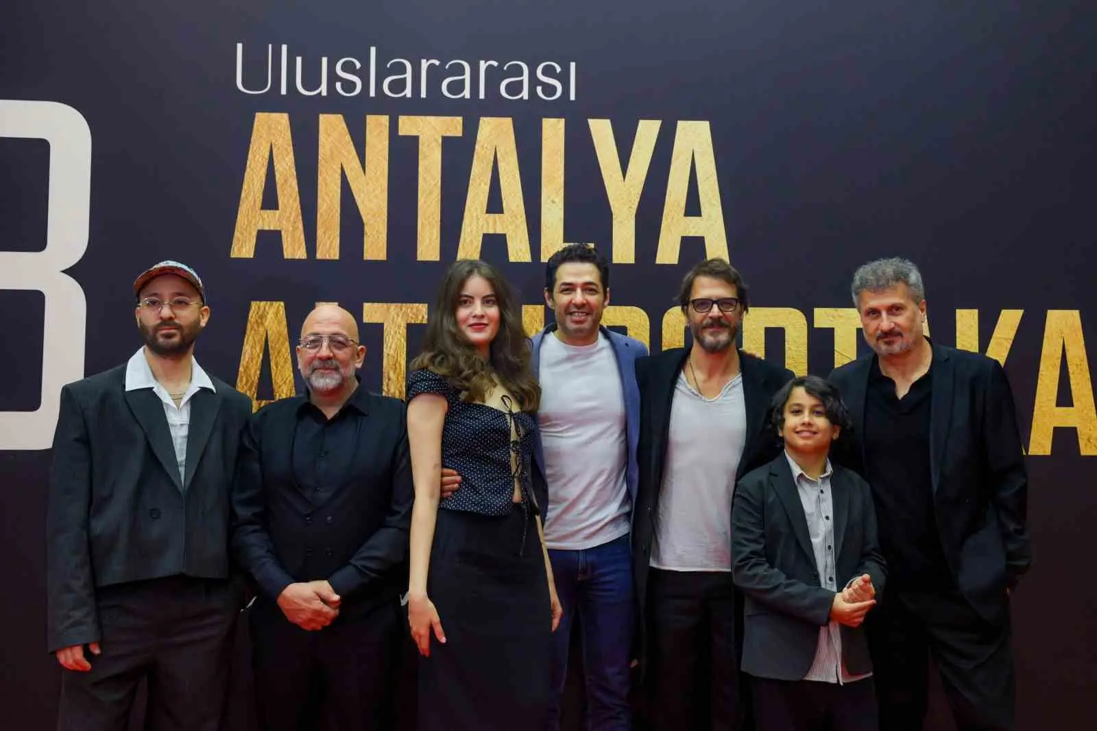 ALTIN PORTAKAL ULUSAL VE ULUSLARARASI UZUN METRAJ YARIŞMALARI HEYECANLA SÜRÜYOR. EN YENİ YERLİ YAPIMLAR VE DÜNYA SİNEMASININ EN BAŞARILI ÖRNEKLERİ SİNEMASEVERLERİN KARŞISINA ÇIKARKEN SİNEMACILAR DA ANTALYALILARLA BULUŞUYOR.