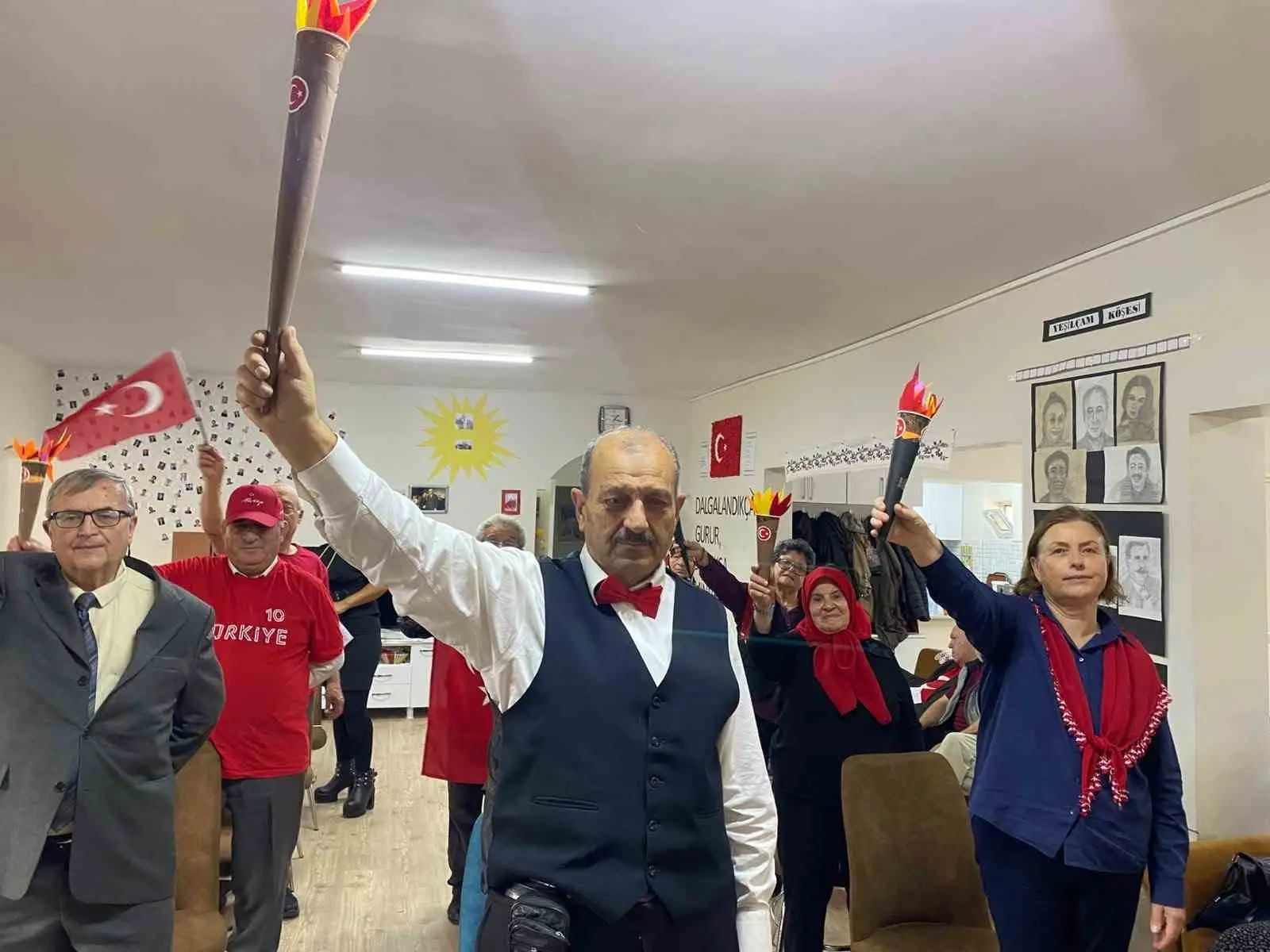 BELEDİYENİN ENGELLİ VE YAŞLI HİZMETLERİ MÜDÜRLÜĞÜ BÜNYESİNDE HİZMET VEREN KOCA ÇINAR YAŞAM MERKEZİ İLE LÜTFÜ YÜKSEL YAŞLI BAKIM MERKEZİ'NİN MÜDAVİMLERİ DE 29 EKİM CUMHURİYET BAYRAMI DOLAYISIYLA DÜZENLENEN ETKİNLİKLERDE BİR ARAYA GELDİ. İKİ MERKEZDE AYRI AYRI GERÇEKLEŞTİRİLEN KUTLAMALARDA CUMHURİYET COŞKUSU VE ATATÜRK SEVGİSİ ÖN PLANA ÇIKTI.