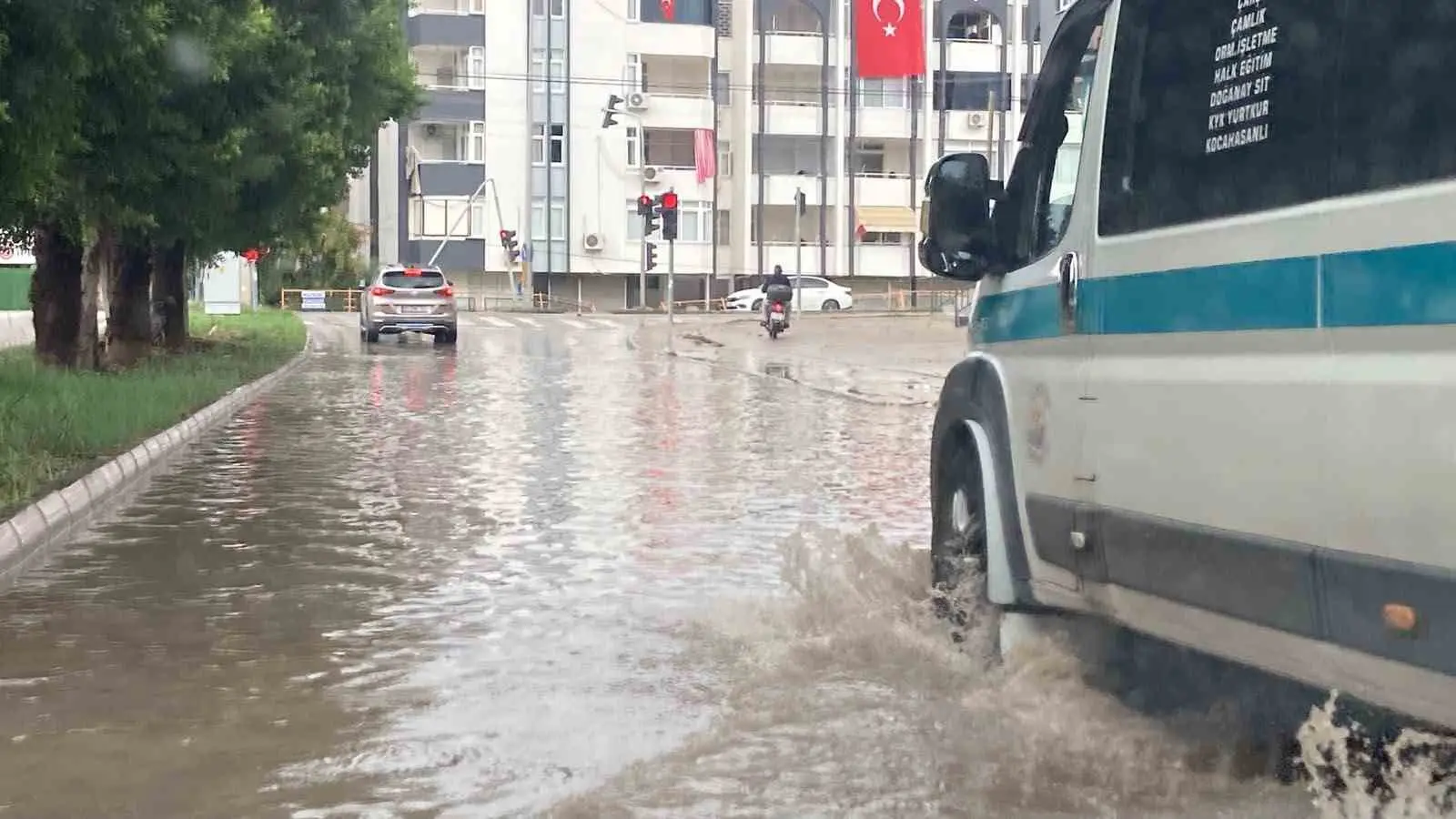 MERSİN’DE GECEDEN İTİBAREN ETKİLİ OLAN ARALIKLARLA DE DEVAM EDEN ŞİDDETLİ YAĞIŞ ERDEMLİ İLÇESİNDE HAYATI OLUMSUZ ETKİLEDİ, YOLLARI, TARIM ALANLARINI SUYLA KAPLADI. BELEDİYE EKİPLERİ BİR ÇOK NOKTADAKİ SU BİRİKİNTİLERİ VİDANJÖRLE ÇEKEREK TEMİZLENİRKEN, ÇALIŞMANIN DEVAM ETTİĞİ BİLDİRİLDİ.