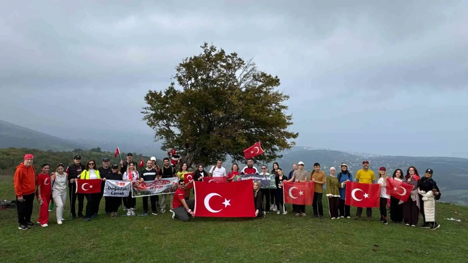 VM MEDİCAL PARK SAMSUN HASTANESİ, 29 EKİM CUMHURİYET BAYRAMI DOLAYISIYLA "DOĞADAKİ CERRAH İLE ADIM ADIM ZİRVEYE" TEMASIYLA CUMHURİYET YÜRÜYÜŞÜ DÜZENLEDİ. SAĞLIK ÇALIŞANLARI VE DOĞASEVERLER, CUMHURİYETİN 103. YILINI DOĞANIN KALBİNDE COŞKUYLA KUTLADI.