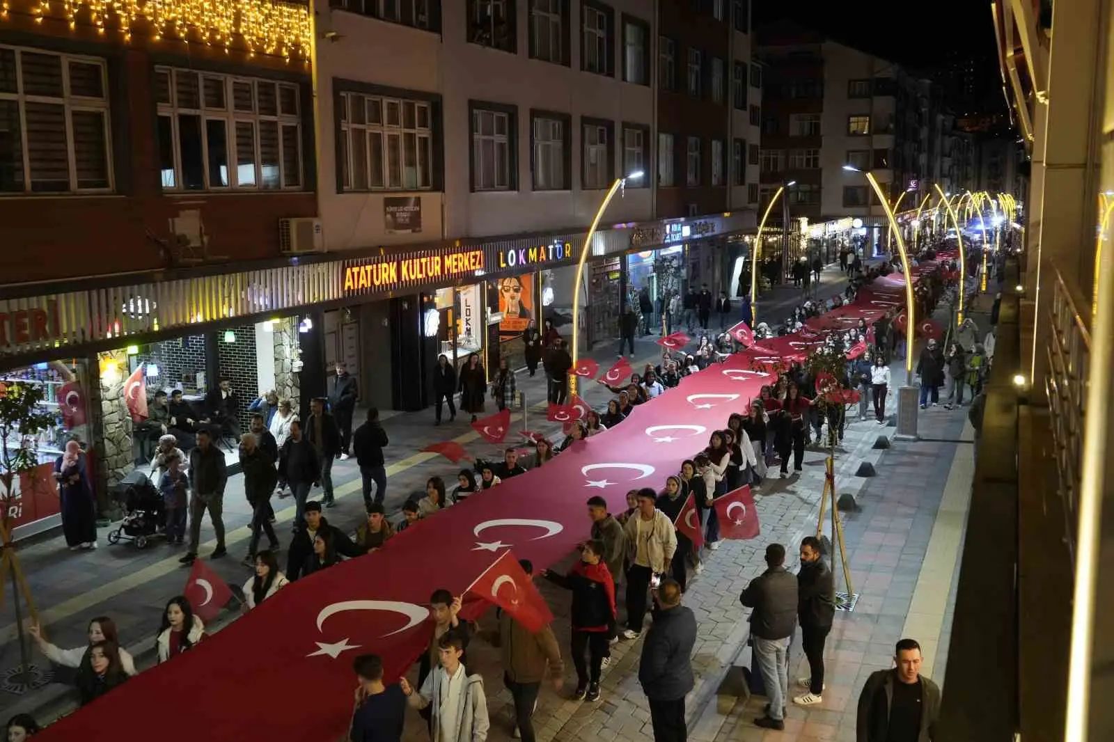 GÜMÜŞHANE'DE 29 EKİM CUMHURİYET BAYRAMI KUTLAMALARI KAPSAMINDA KORTEJ YÜRÜYÜŞÜ GERÇEKLEŞTİRİLDİ. VALİ CEVDET ATAY'IN DA KATILDIĞI YÜRÜYÜŞTE, CUMHURİYET'İN 103. YILINA ÖZEL 103 METRELİK TÜRK BAYRAĞI AÇILDI.