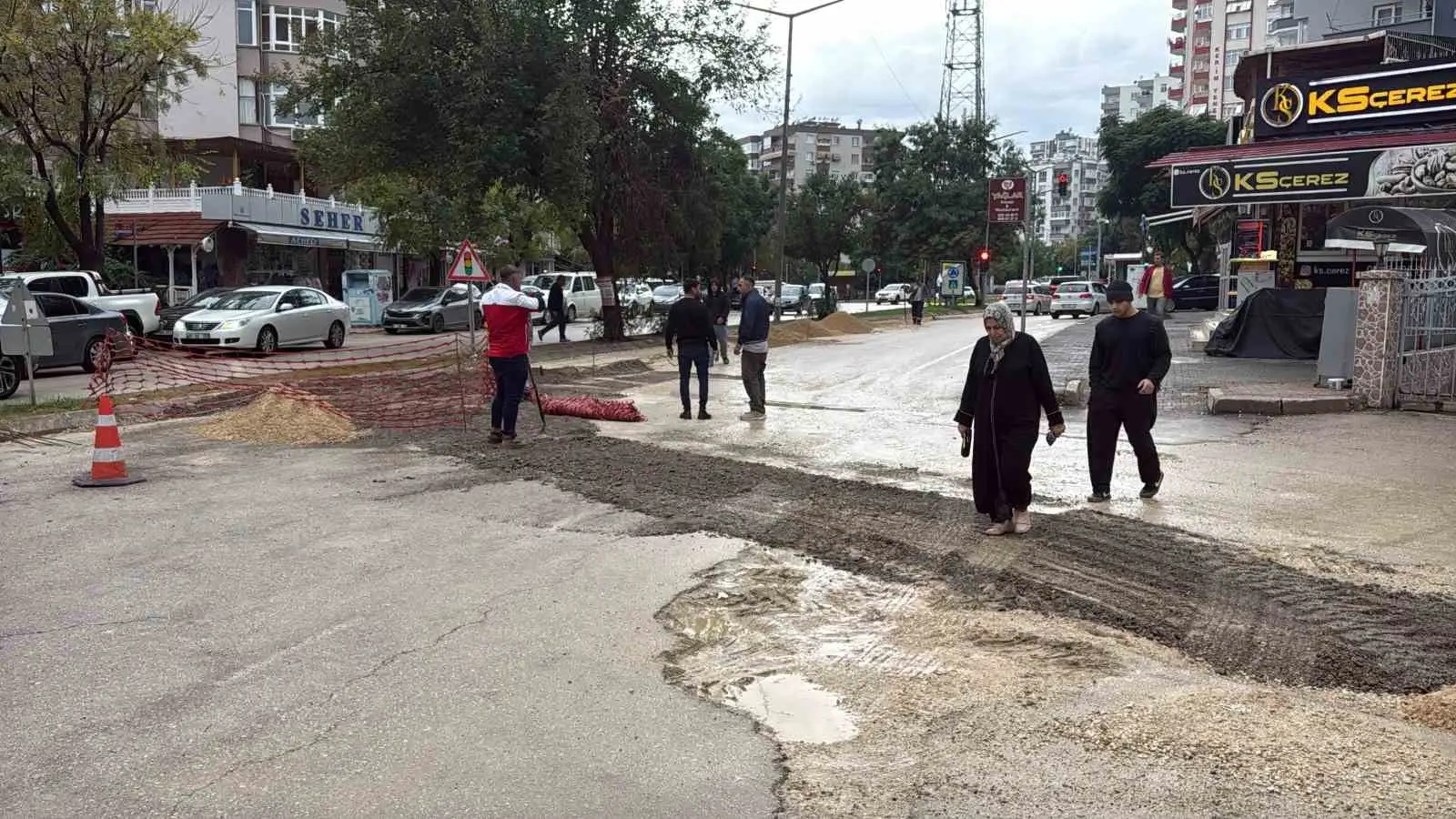 METEOROLOJİ GENEL MÜDÜRLÜĞÜ’NÜN TURUNCU KODLA UYARDIĞI ADANA’DA ŞİDDETLİ YAĞIŞIN ARDINDAN YOL ÇÖKTÜ.