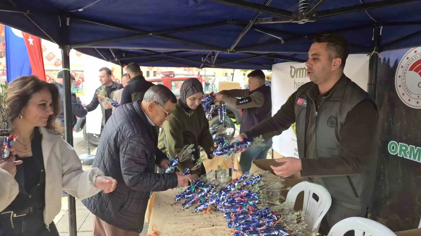 ESKİŞEHİR'DE CUMHURİYET'İN 103'ÜNCÜ YIL DÖNÜMÜ KUTLAMALARI KAPSAMINDA ORMAN BÖLGE MÜDÜRLÜĞÜ TARAFINDAN VATANDAŞLARA BİN 103 ADET LAVANTA FİDANI DAĞITILDI.