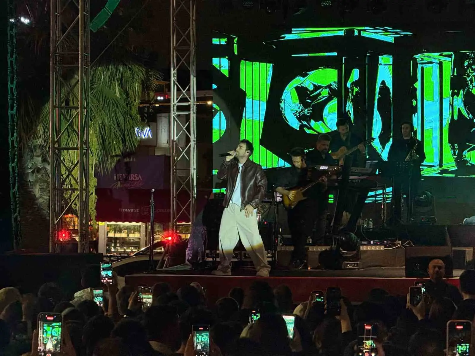 CUMHURİYET’İN 103'ÜNCÜ YIL DÖNÜMÜ DOLAYISIYLA PENDİK SAHİL MEYDANI’NDA DÜZENLENEN KONSERDE SAHNE ALAN MURAT DALKILIÇ, SEVİLEN ŞARKILARIYLA VATANDAŞLARA COŞKULU BİR AKŞAM YAŞATTI.