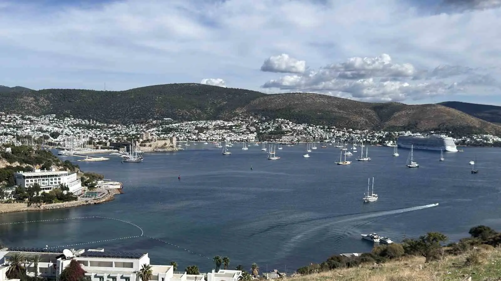 MUĞLA’NIN BODRUM İLÇESİNDE SAĞANAĞIN ARDINDAN GÜNEŞİN YÜZÜNÜ GÖSTERMESİYLE YERLİ VE YABANCI TURİSTLER DENİZE GİRDİ.