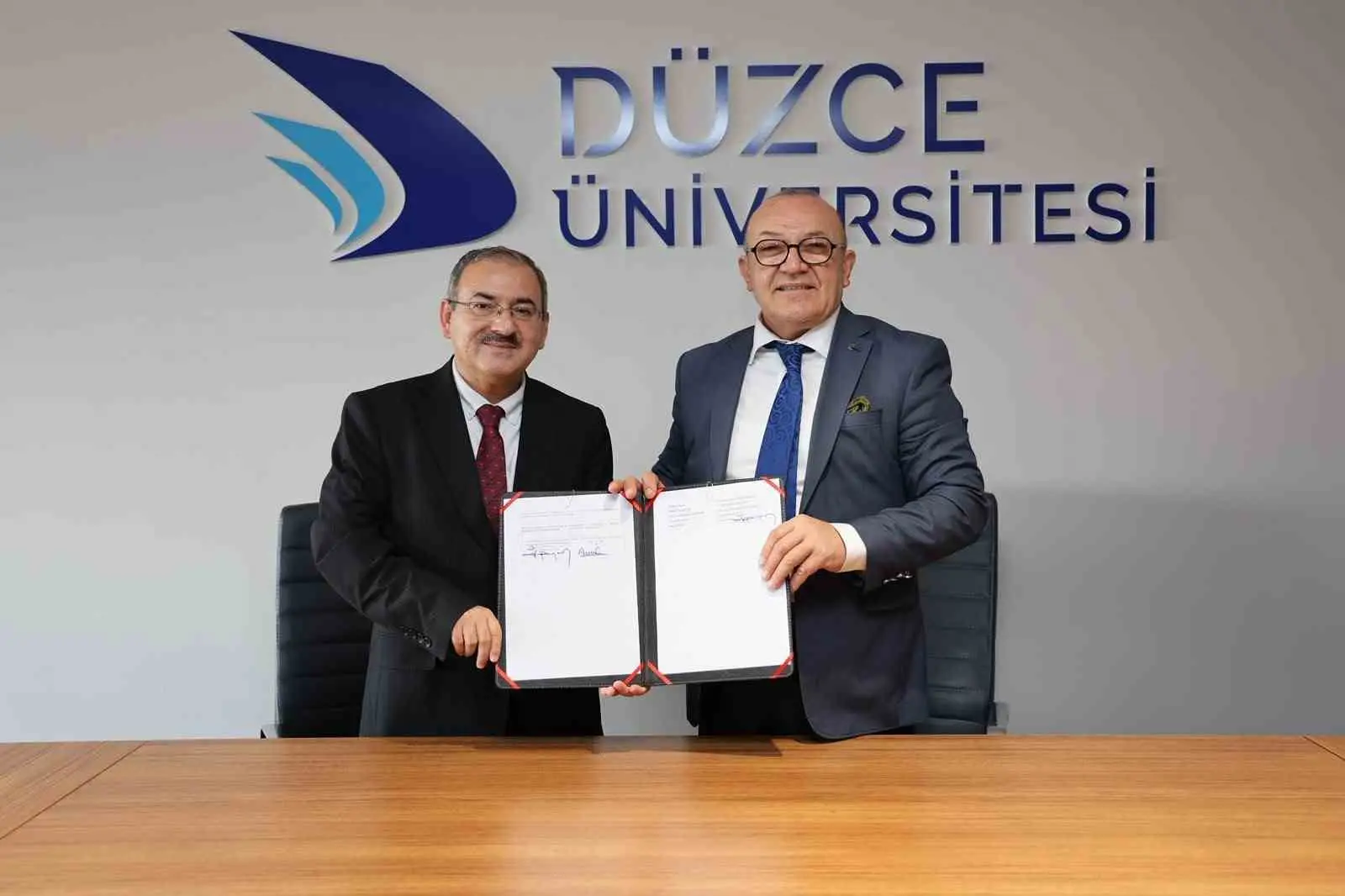 DÜZCE ÜNİVERSİTESİ İLE TÜRKİYE İŞ KURUMU (İŞKUR) DÜZCE İL MÜDÜRLÜĞÜ ARASINDA, ÖĞRENCİLERİN MESLEKİ GELİŞİMLERİNİ DESTEKLEMEK VE ÇALIŞMA DENEYİMİ KAZANMALARINA KATKI SAĞLAMAK AMACIYLA GENÇLİK PROGRAMI KAPSAMINDA YENİ DÖNEM SÖZLEŞMESİ İMZALANDI.
