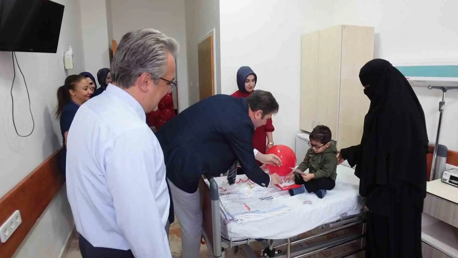 FIRAT ÜNİVERSİTESİ HASTANESİ YÖNETİMİ, 29 EKİM CUMHURİYET BAYRAMI DOLAYISIYLA HASTANEDE TEDAVİ GÖREN ÇOCUKLARI ZİYARET EDEREK BAYRAM SEVİNÇLERİNE ORTAK OLDU.