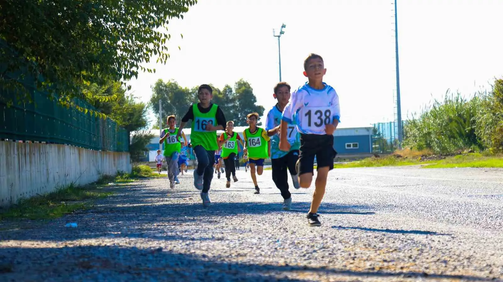 AYDIN'IN EFELER İLÇESİNDE DÜZENLENEN OKUL SPORLARI KROS İL BİRİNCİLİĞİ MÜSABAKALARI, 281 SPORCUNUN KATILIMIYLA TAMAMLANDI.