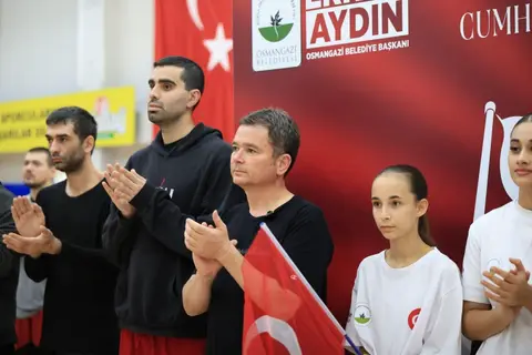 OSMANGAZİ BELEDİYESİ TARAFINDAN TÜRKİYE CUMHURİYETİ'NİN 103'ÜNCÜ YIL DÖNÜMÜ KUTLAMALARI KAPSAMINDA DÜZENLENEN BASKETBOL TURNUVASI, YOĞUN KATILIMLA GERÇEKLEŞTİ. KADIN VE ERKEK KATEGORİLERİNDE DÜZENLENEN TURNUVADA, OSMANGAZİ BELEDİYE BAŞKANI ERKAN AYDIN DA SPORCULARLA GÖSTERİ MAÇI YAPTI.