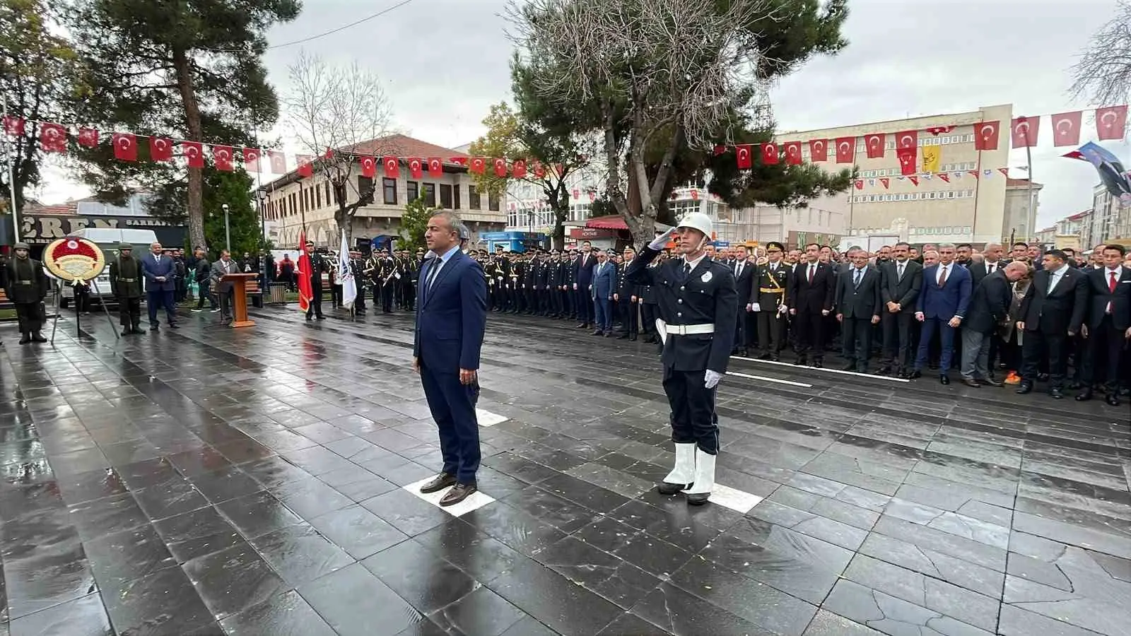 KARAMAN’DA 29 EKİM CUMHURİYET BAYRAMI’NIN 103. YILI KUTLAMALARI ÇERÇEVESİNDE CUMHURİYET PARKI’NDAKİ ATATÜRK BÜSTÜNE ÇELENK BIRAKILDI.