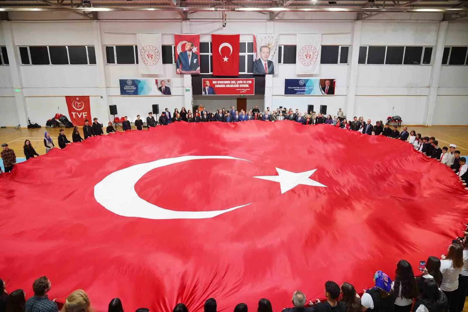 AYVALIK’TA YAĞMURA RAĞMEN SALONLARA SIĞMAYAN KATILIM, CUMHURİYET’İN 103’ÜNCÜ YILINDA KENTTE YAŞANAN COŞKU VE BİRLİKTELİĞİN GÜÇLÜ BİR GÖSTERGESİ OLDU.