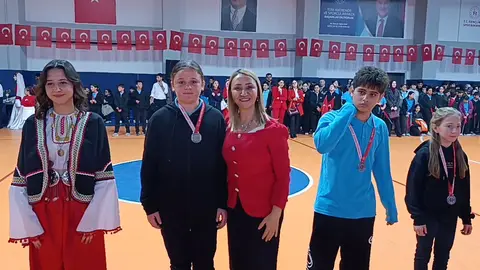 29 EKİM CUMHURİYET BAYRAMI TURNUVASI'NDA DERECE GİREN ÖĞRENCİLERİ ÖDÜLLERİNİ ALDI