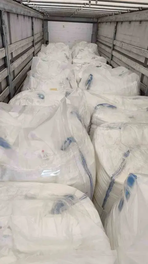 SAKARYA'DA KAÇAKÇILARA YÖNELİK DÜZENLENEN OPERASYONDA, KUZEY MARMARA OTOYOLU ADAPAZARI GİŞELERİNDE DURDURULAN BİR ARAÇTA SİGARA YAPIMINDA KULLANILAN 3 MİLYON 72 BİN ADET BOŞ FİLTRE ELE GEÇİRİLDİ.