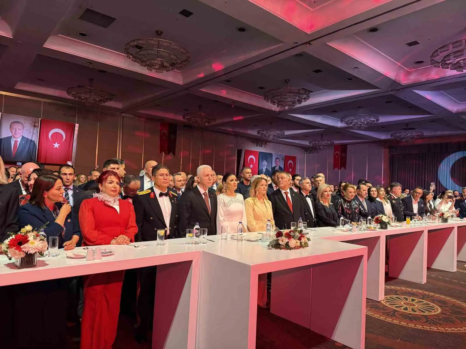 İSTANBUL’DA, CUMHURİYET'İN 103’ÜNCÜ YILI DOLAYISIYLA İSTANBUL VALİLİĞİ TARAFINDAN RESEPSİYON DÜZENLENDİ. İSTANBUL VALİSİ DAVUT GÜL, "BUNDAN 103 YIL ÖNCE AZİZ MİLLETİMİZ; KENDİSİNİ TARİHTEN SİLMEK, KÜÇÜCÜK BİR TOPRAĞA HAPSETMEK İSTEYEN EMPERYALİZMİN ASIRLIK HESAPLARINI PARÇALADI" DEDİ.