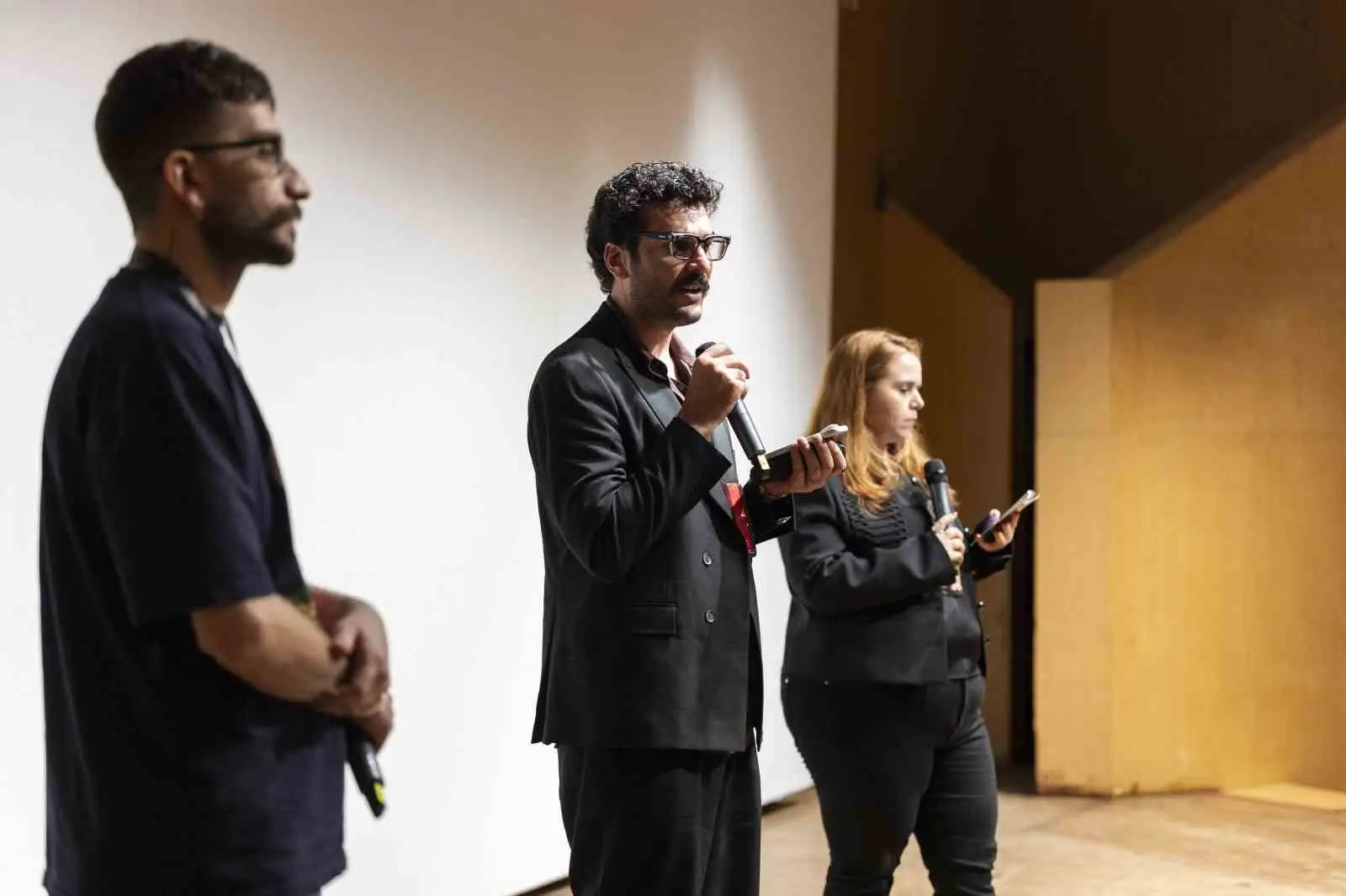 "KÖKLER, IŞIK VE KAMERA" ADLI BÖLÜMDEKİ İLK GÖSTERİMLER BUGÜN ATATÜRK KÜLTÜR MERKEZİ (AKM) PERGE SALONU'NDA GERÇEKLEŞTİRİLDİ. GÖSTERİMLERİN ARDINDAN İSE FİLM EKİPLERİ SEYİRCİLERİN SORULARINI CEVAPLADI.