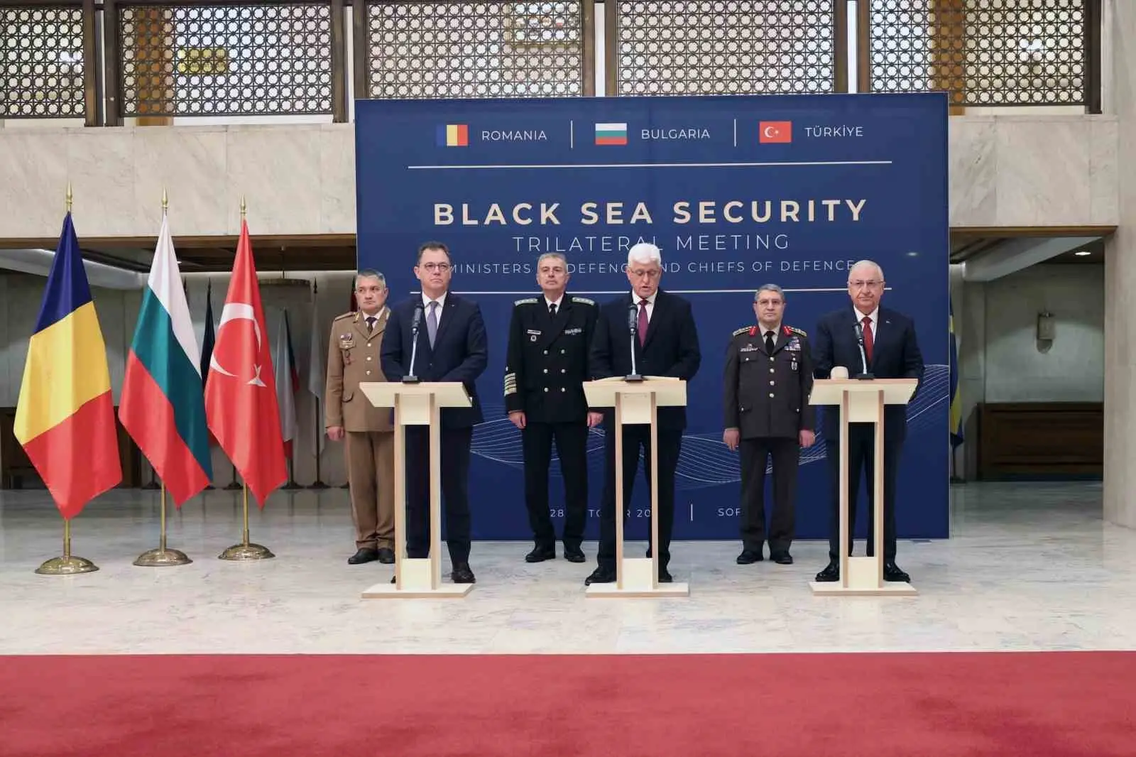 BULGARİSTAN'IN BAŞKENTİ SOFYA'DA DÜZENLENEN TÜRKİYE-BULGARİSTAN-ROMANYA SAVUNMA BAKANLARI VE GENELKURMAY BAŞKANLARI TOPLANTISI'NIN ARDINDAN TOPLANTININ ARDINDAN ÜÇ ÜLKE ORTAK BİLDİRİ YAYINLADI.